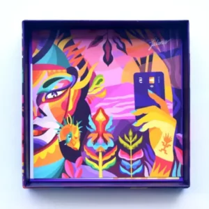 Unboxing de marca con obra de arte